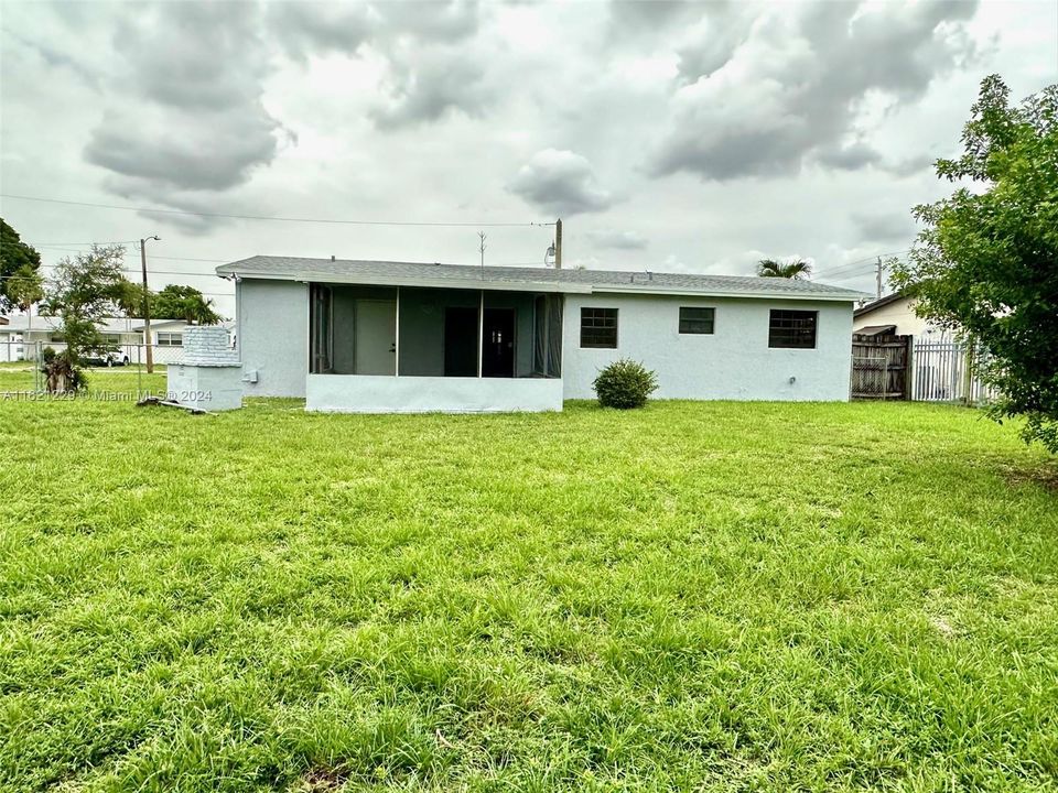 Activo con contrato: $559,000 (4 camas, 2 baños, 1558 Pies cuadrados)