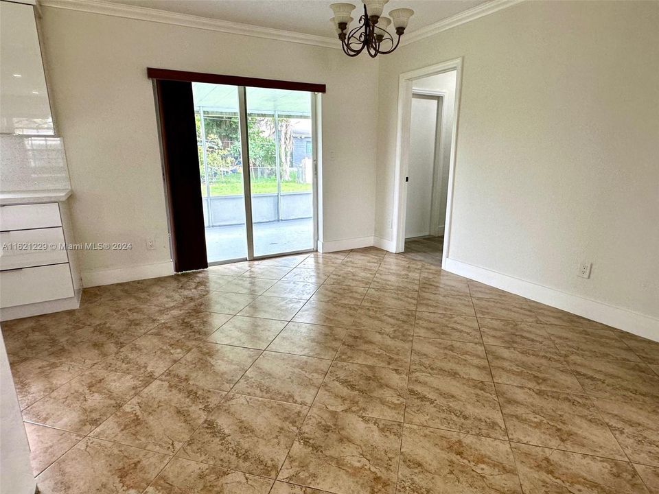 Activo con contrato: $559,000 (4 camas, 2 baños, 1558 Pies cuadrados)