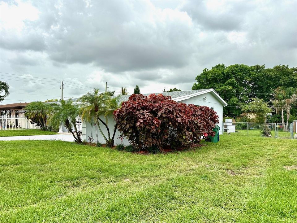 Active With Contract: $559,000 (4 beds, 2 baths, 1558 Square Feet)