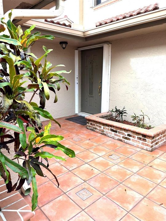 coiurtyard view to entrance