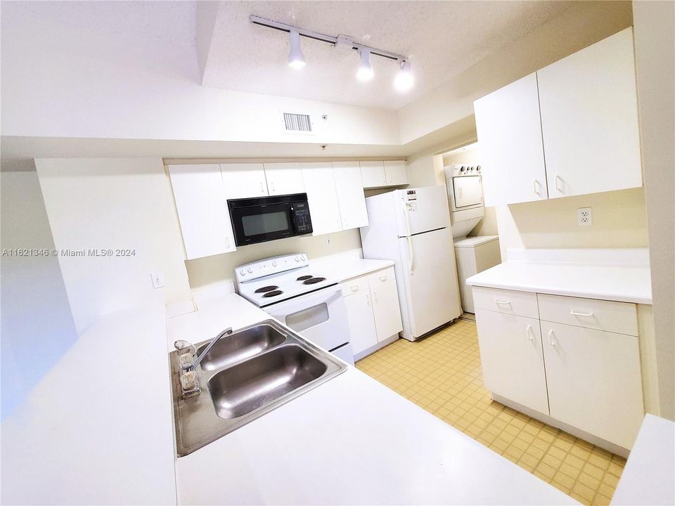 Recently Rented: $2,200 (2 beds, 2 baths, 1124 Square Feet)