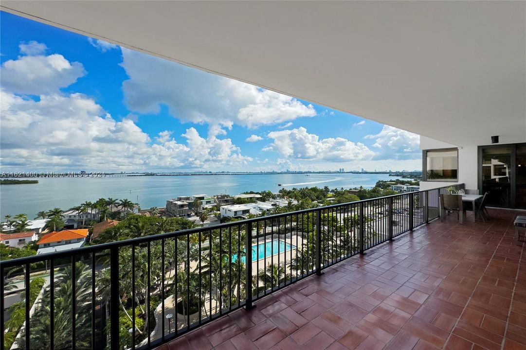 Active With Contract: $1,975,000 (3 beds, 2 baths, 2010 Square Feet)