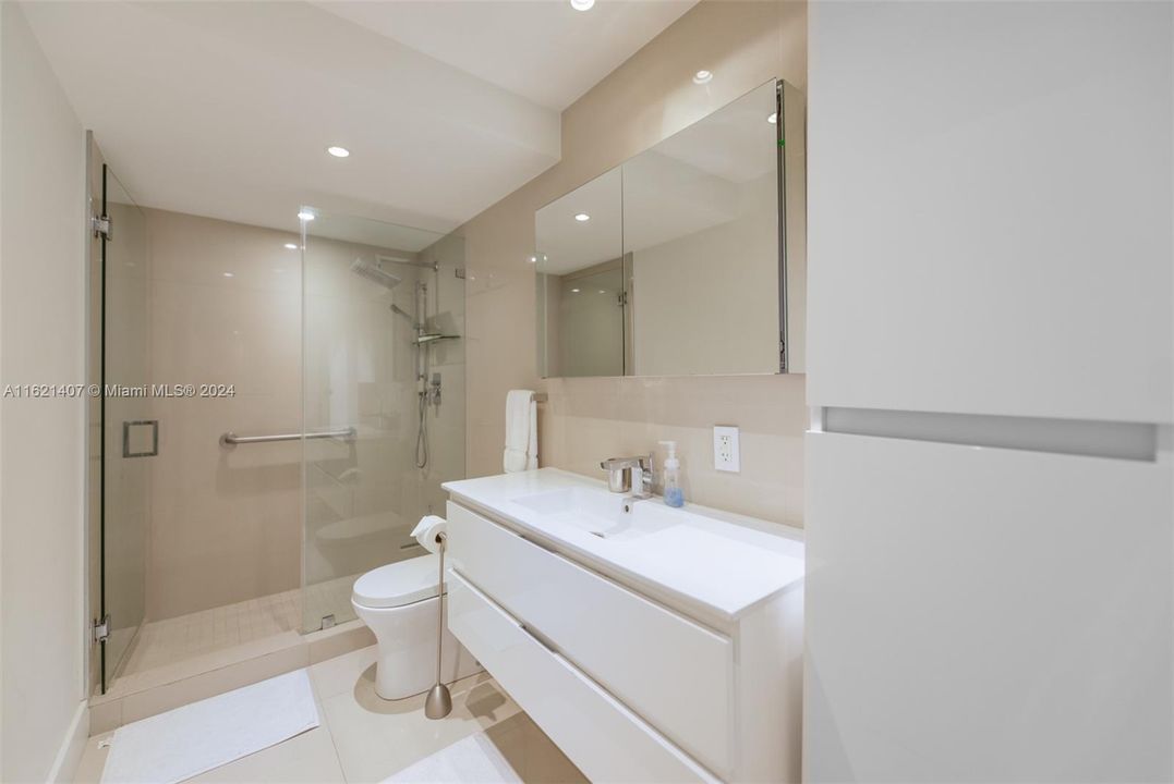 For Sale: $775,000 (2 beds, 2 baths, 1240 Square Feet)