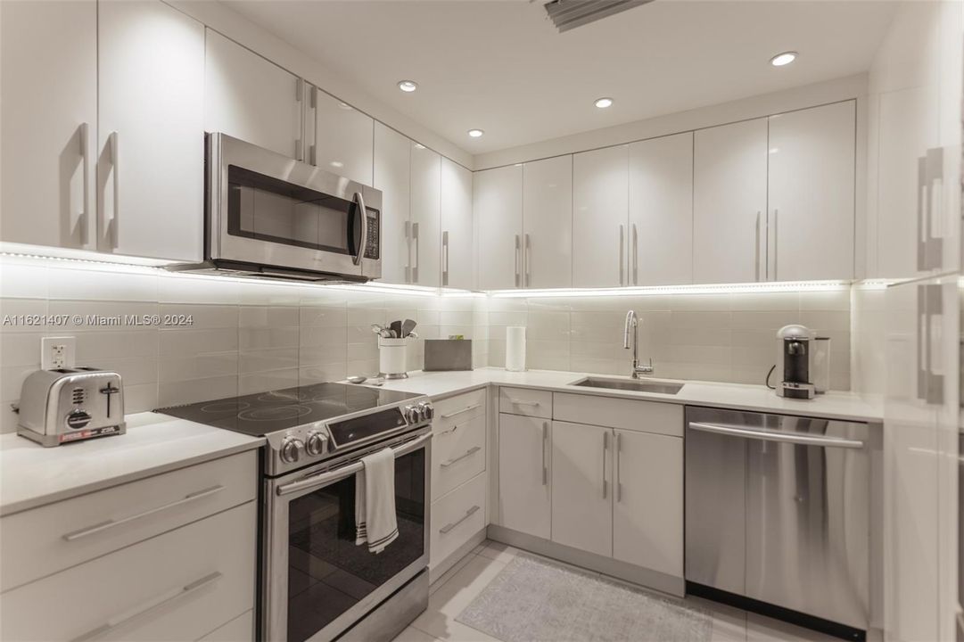 For Sale: $775,000 (2 beds, 2 baths, 1240 Square Feet)