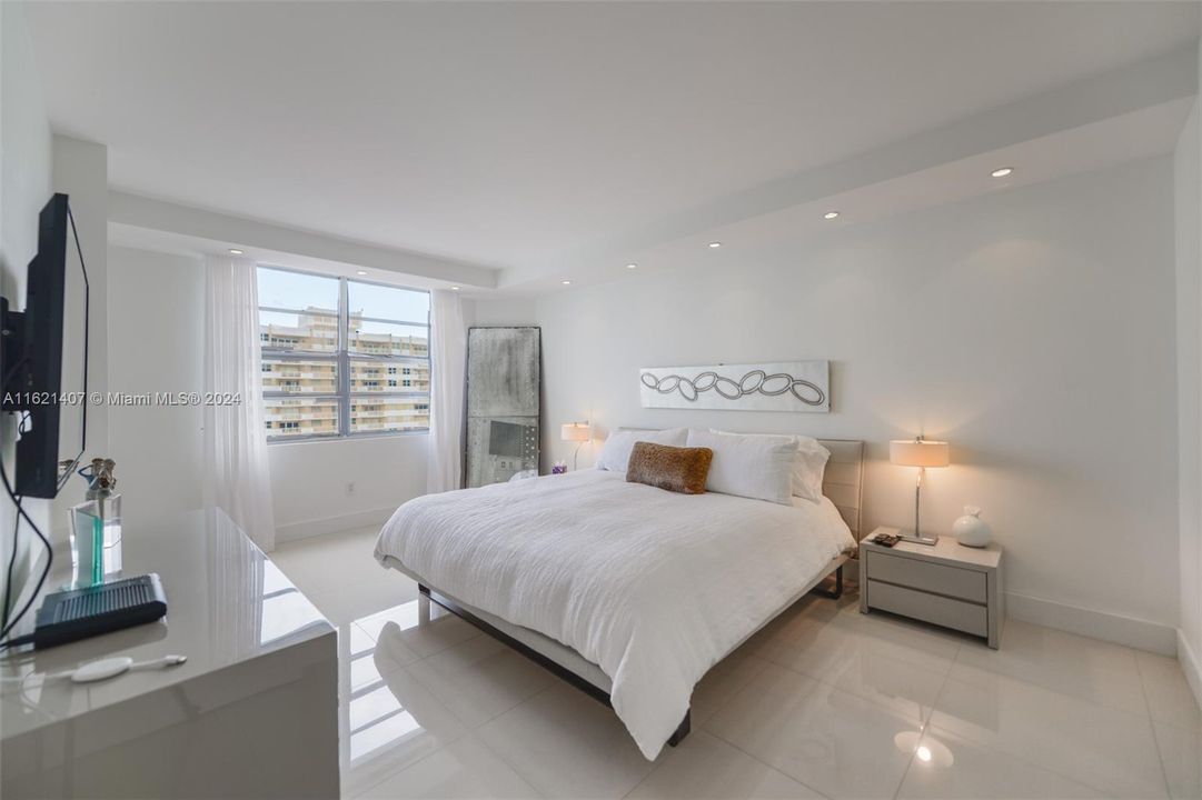 For Sale: $775,000 (2 beds, 2 baths, 1240 Square Feet)