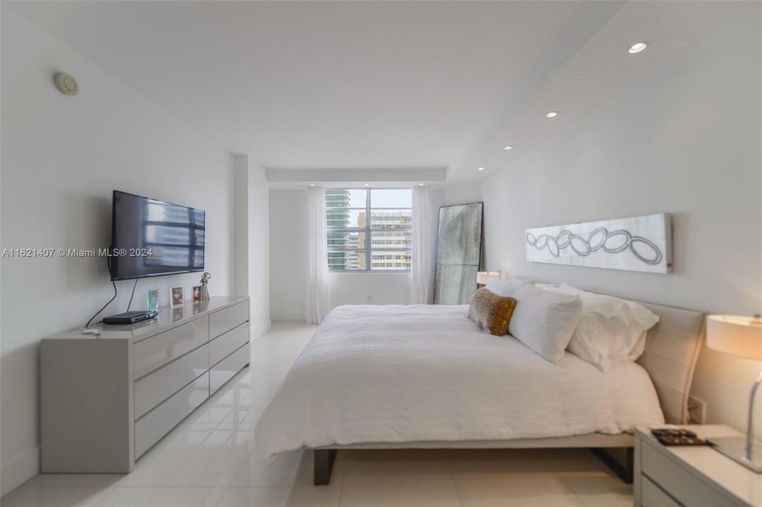 For Sale: $775,000 (2 beds, 2 baths, 1240 Square Feet)