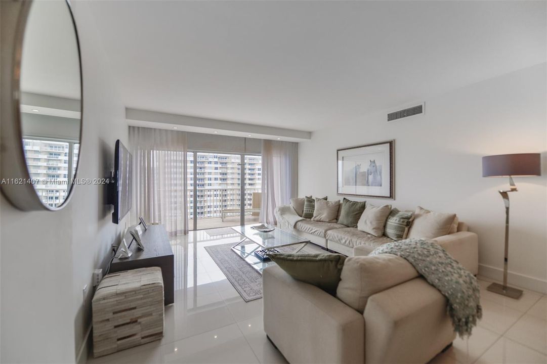 For Sale: $775,000 (2 beds, 2 baths, 1240 Square Feet)