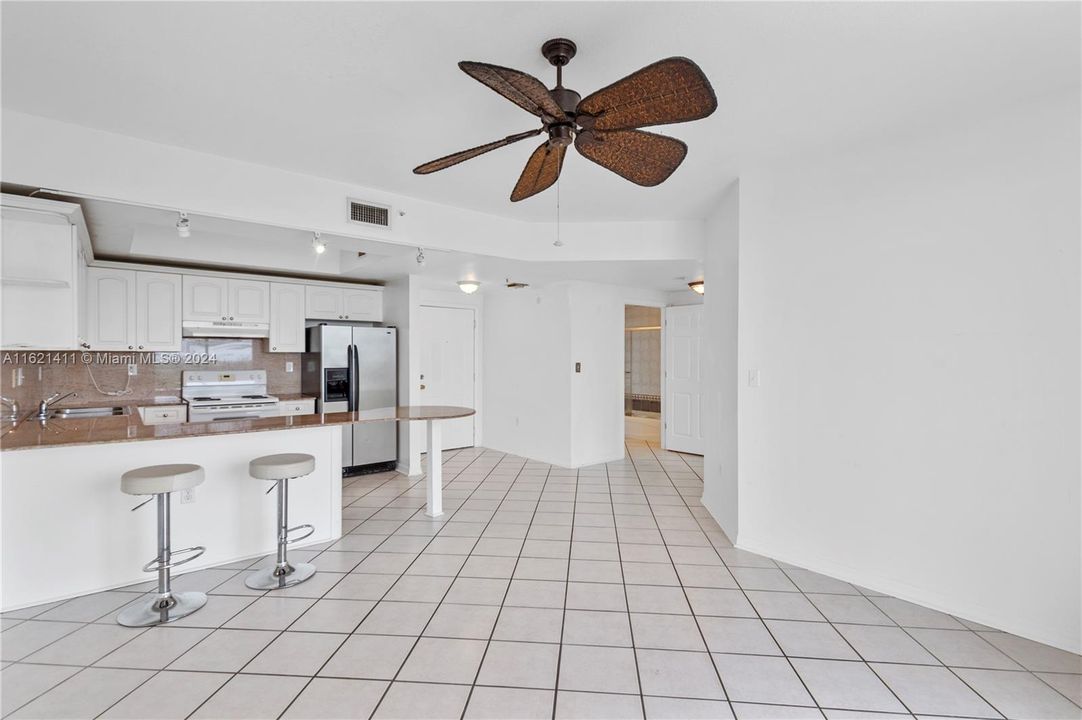 Active With Contract: $319,000 (1 beds, 1 baths, 605 Square Feet)