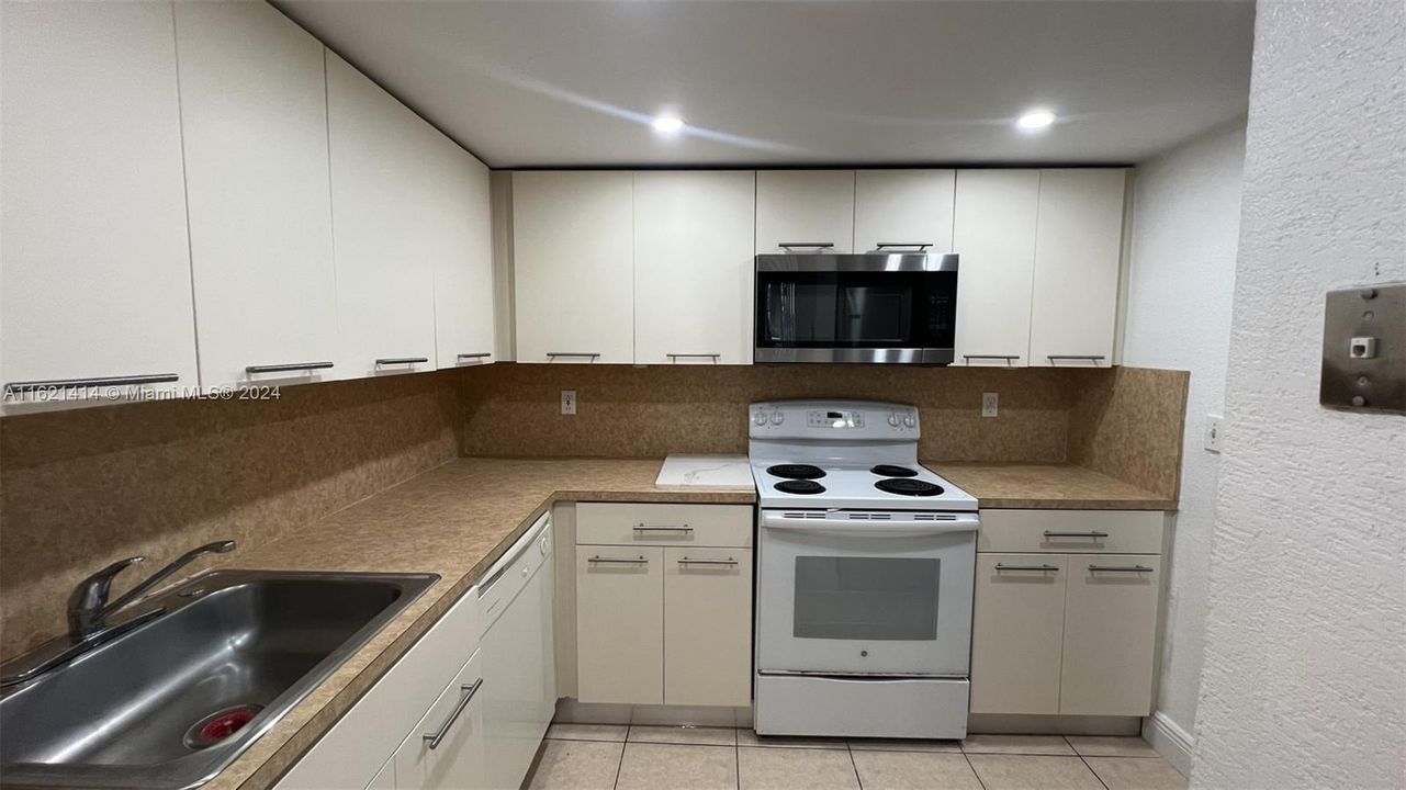 Recently Rented: $1,950 (1 beds, 1 baths, 870 Square Feet)