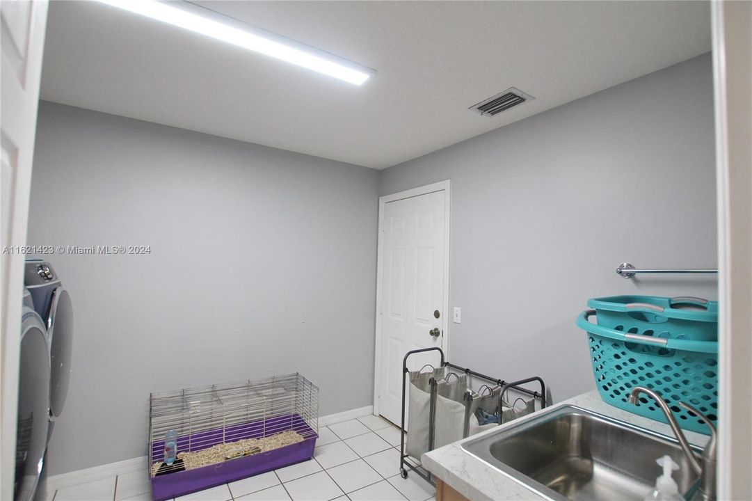 Vendido Recientemente: $318,000 (3 camas, 2 baños, 1668 Pies cuadrados)