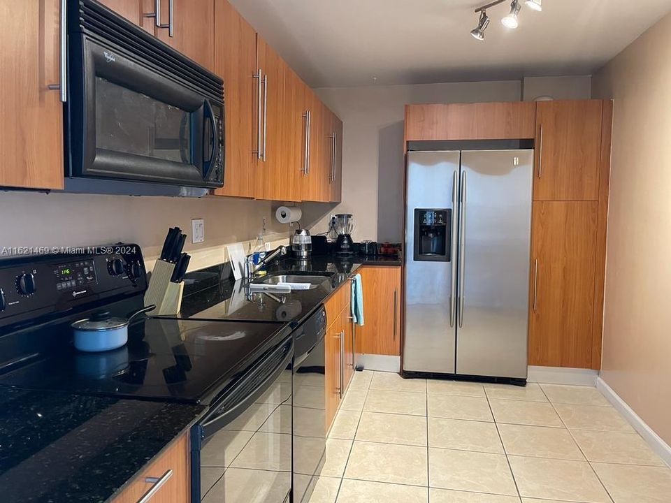 For Sale: $360,000 (1 beds, 1 baths, 817 Square Feet)