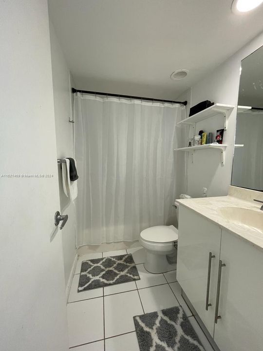 For Sale: $360,000 (1 beds, 1 baths, 817 Square Feet)