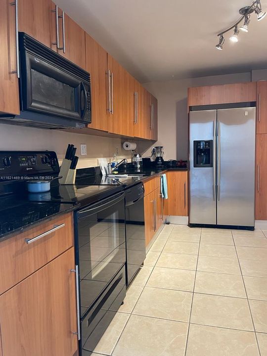 For Sale: $360,000 (1 beds, 1 baths, 817 Square Feet)