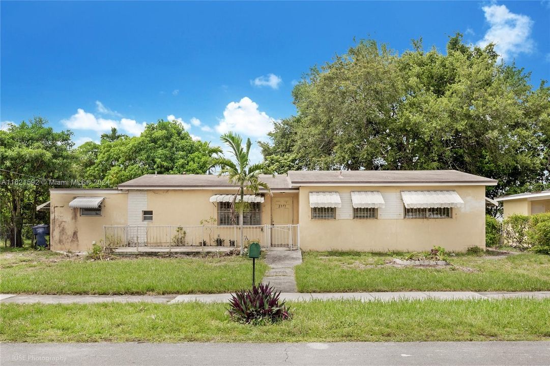 Active With Contract: $420,000 (3 beds, 2 baths, 1462 Square Feet)