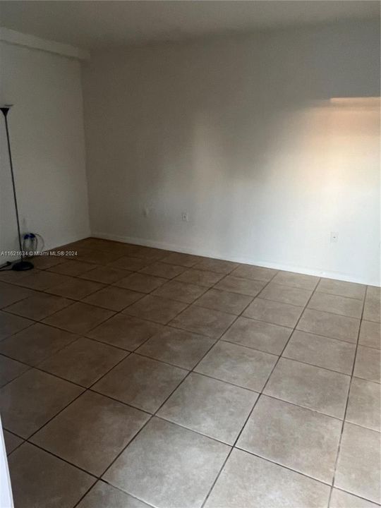 Active With Contract: $1,550 (1 beds, 1 baths, 2415 Square Feet)