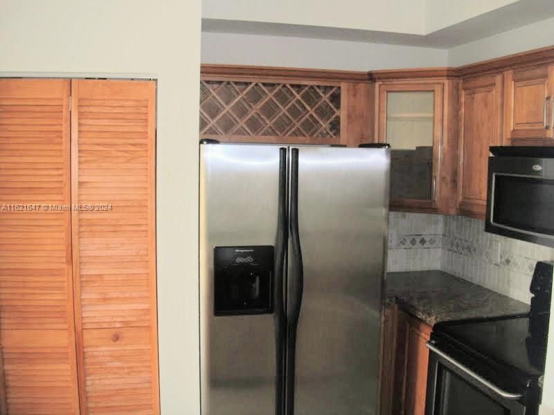 For Sale: $365,000 (2 beds, 2 baths, 870 Square Feet)