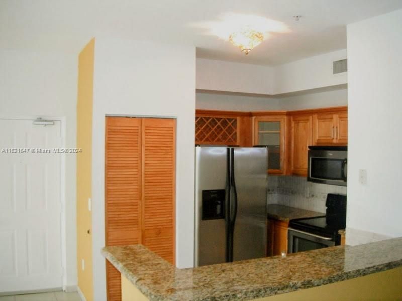 For Sale: $365,000 (2 beds, 2 baths, 870 Square Feet)