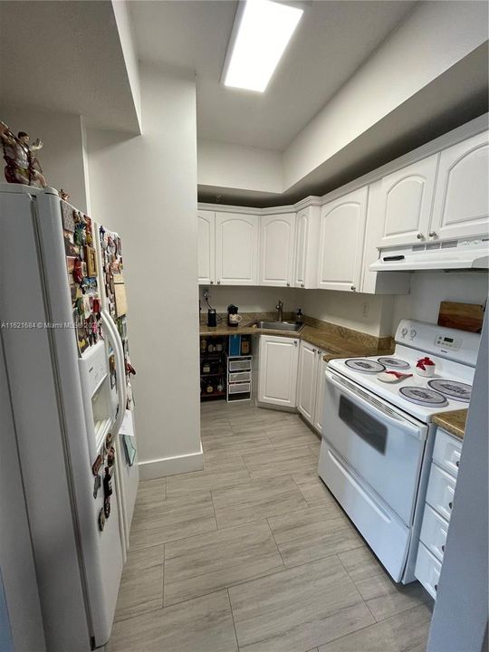 Recently Rented: $2,400 (1 beds, 1 baths, 595 Square Feet)