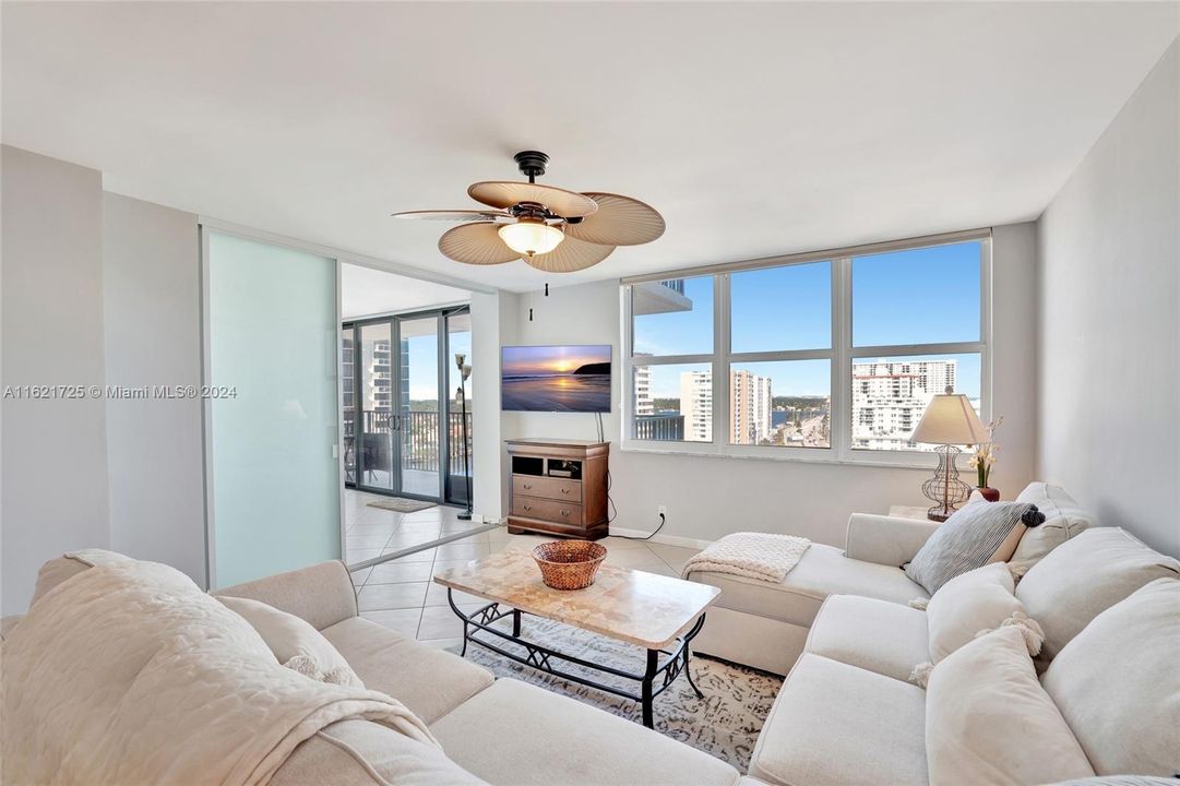 For Sale: $485,000 (2 beds, 2 baths, 1100 Square Feet)