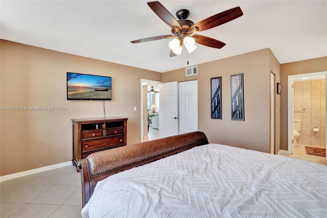 For Sale: $485,000 (2 beds, 2 baths, 1100 Square Feet)