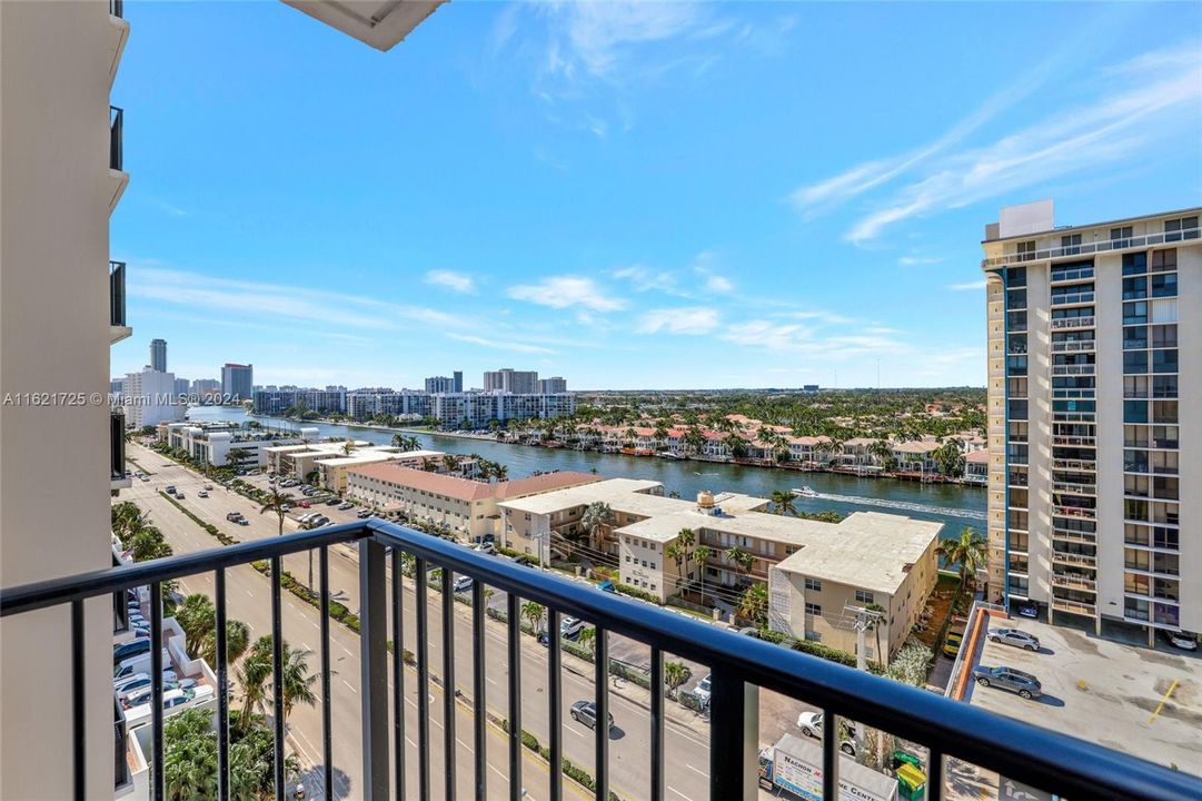 For Sale: $485,000 (2 beds, 2 baths, 1100 Square Feet)