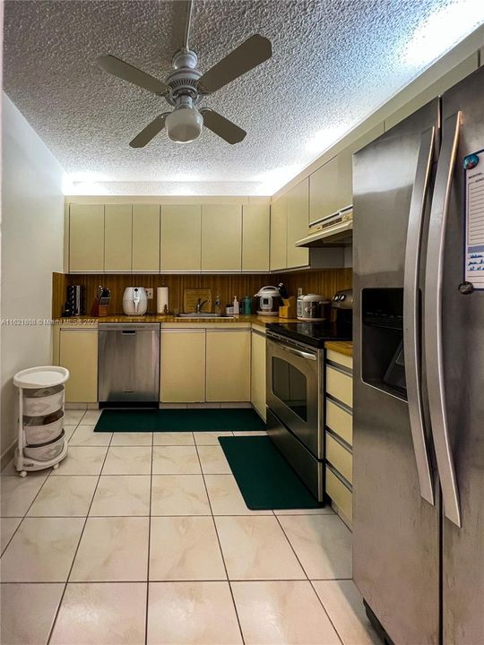 For Rent: $2,150 (1 beds, 1 baths, 950 Square Feet)