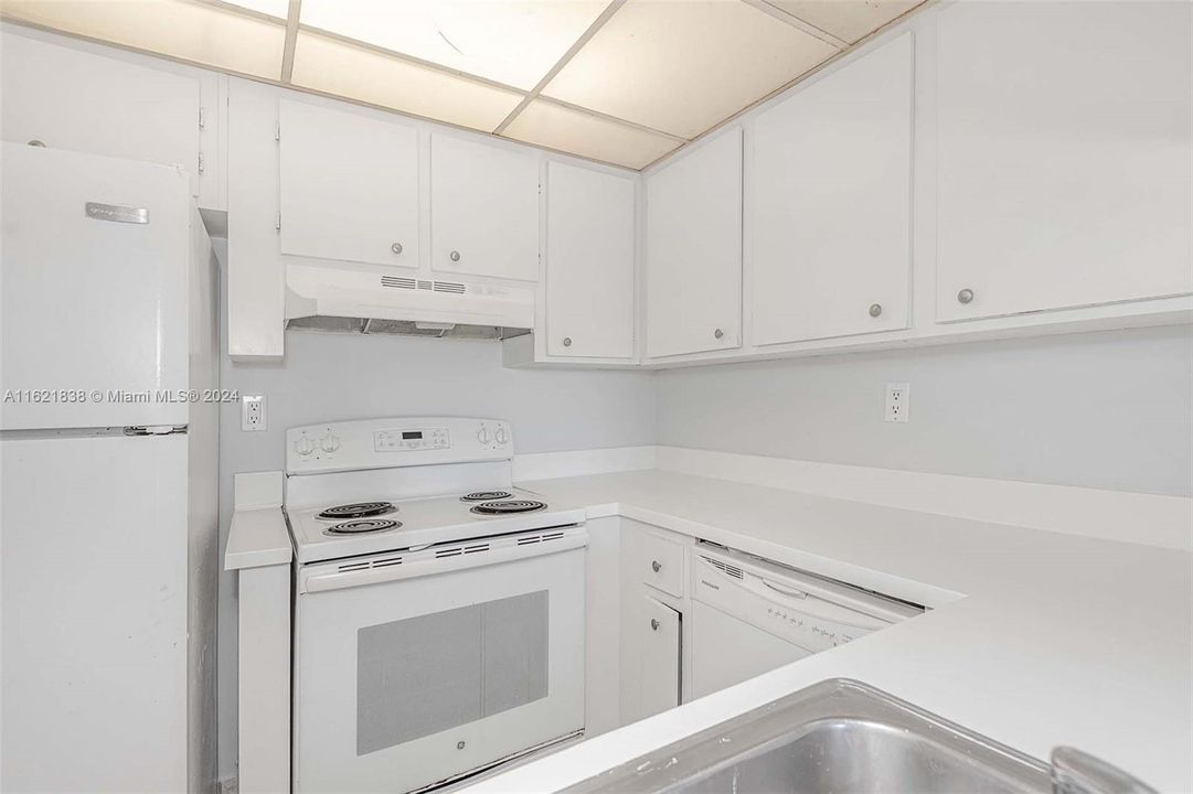 Active With Contract: $1,850 (1 beds, 1 baths, 813 Square Feet)