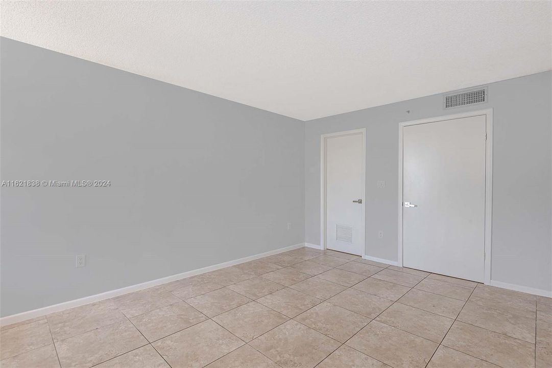 Active With Contract: $1,850 (1 beds, 1 baths, 813 Square Feet)