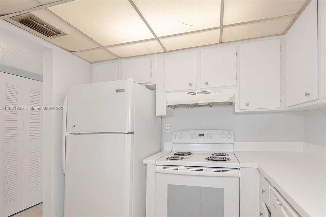 Active With Contract: $1,850 (1 beds, 1 baths, 813 Square Feet)