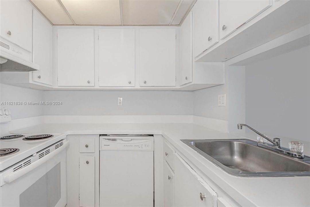 Active With Contract: $1,850 (1 beds, 1 baths, 813 Square Feet)