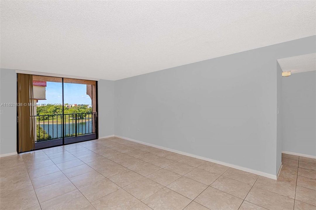 Active With Contract: $1,850 (1 beds, 1 baths, 813 Square Feet)