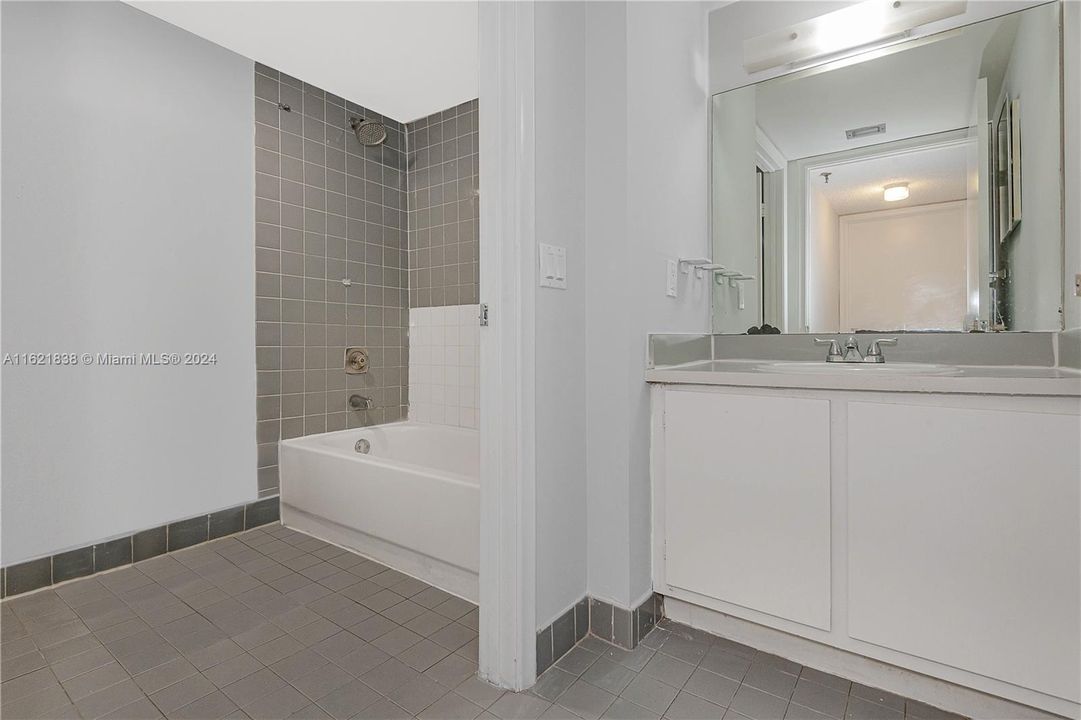 Active With Contract: $1,850 (1 beds, 1 baths, 813 Square Feet)