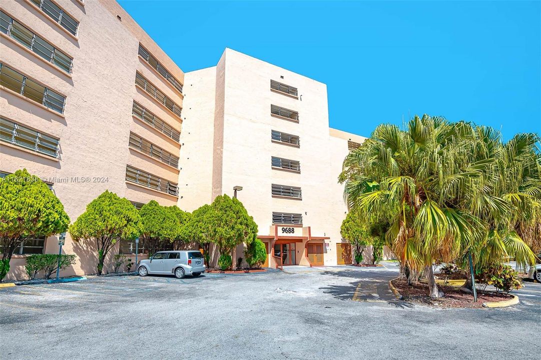 Active With Contract: $1,850 (1 beds, 1 baths, 813 Square Feet)