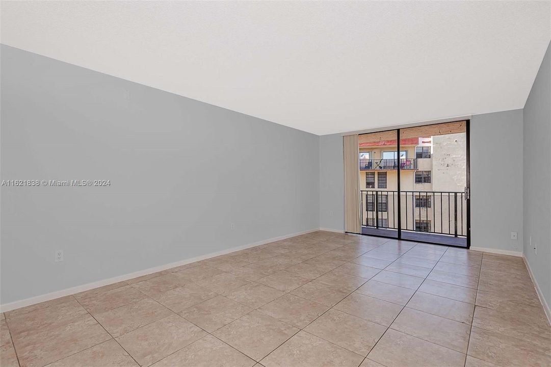 Active With Contract: $1,850 (1 beds, 1 baths, 813 Square Feet)