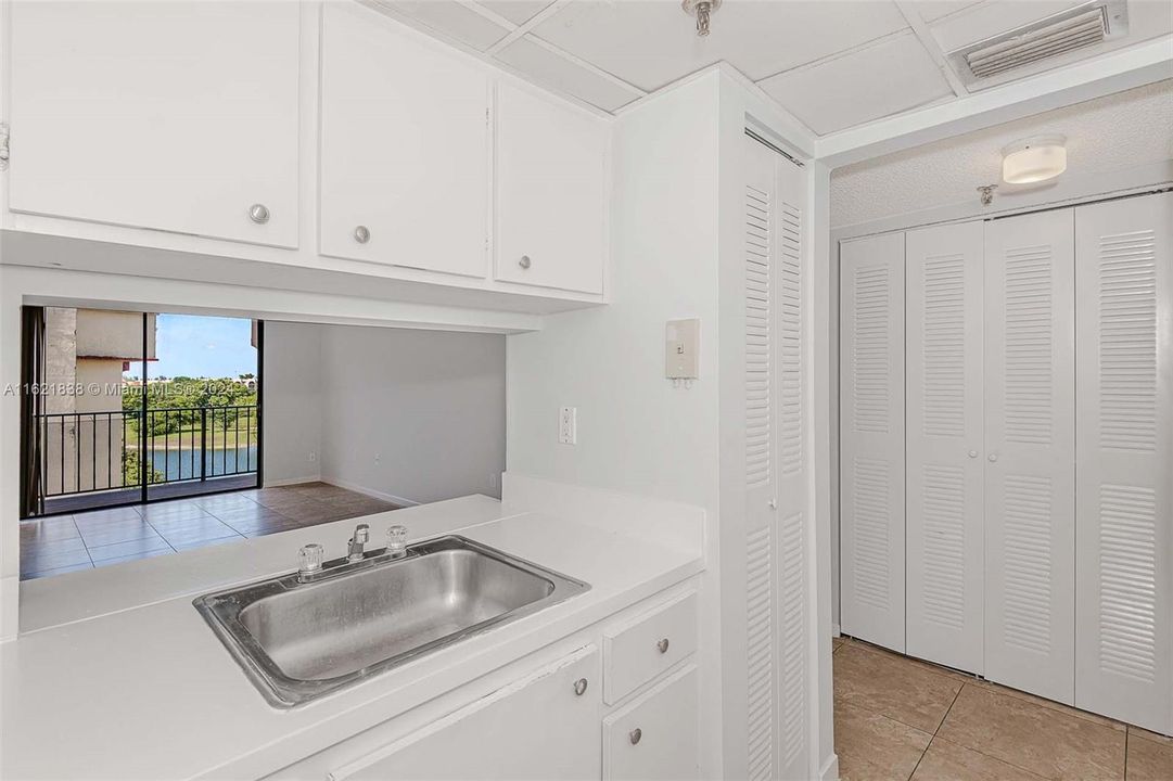 Active With Contract: $1,850 (1 beds, 1 baths, 813 Square Feet)