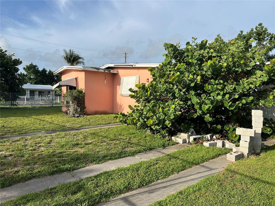 For Sale: $460,000 (3 beds, 2 baths, 1705 Square Feet)