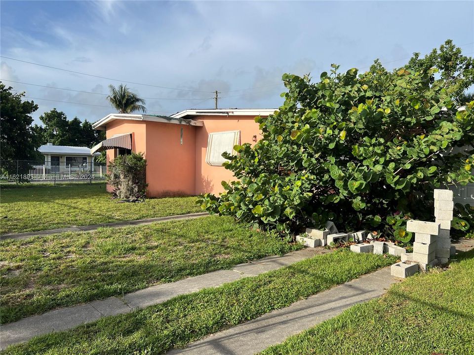 Active With Contract: $460,000 (3 beds, 2 baths, 1705 Square Feet)