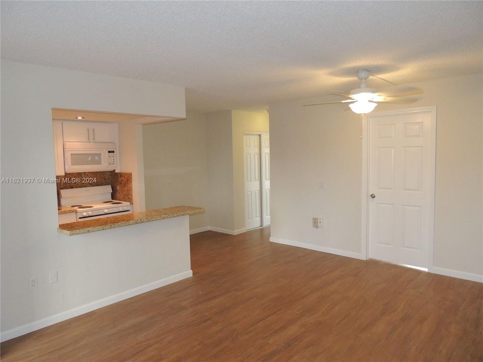 For Rent: $1,800 (1 beds, 1 baths, 642 Square Feet)