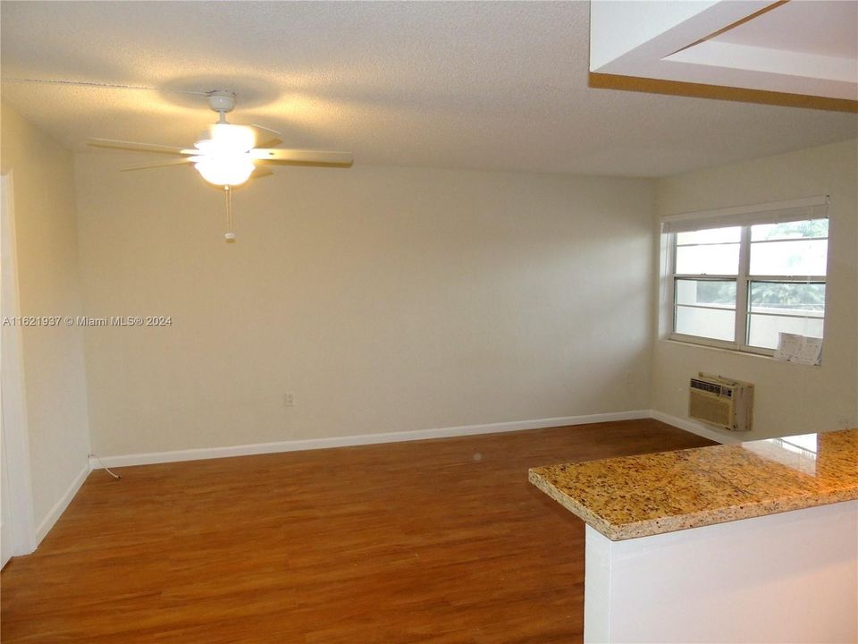 For Rent: $1,800 (1 beds, 1 baths, 642 Square Feet)