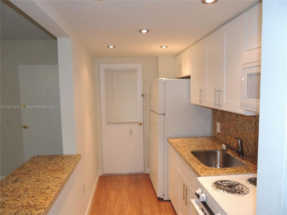 For Rent: $1,800 (1 beds, 1 baths, 642 Square Feet)