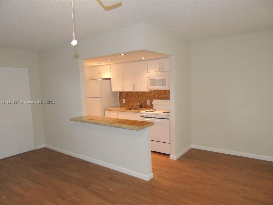 For Rent: $1,750 (1 beds, 1 baths, 642 Square Feet)