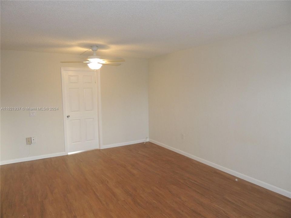 For Rent: $1,800 (1 beds, 1 baths, 642 Square Feet)