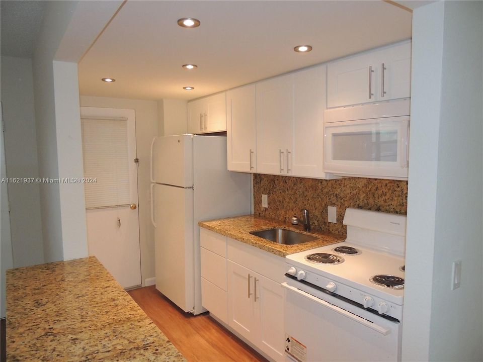 For Rent: $1,800 (1 beds, 1 baths, 642 Square Feet)