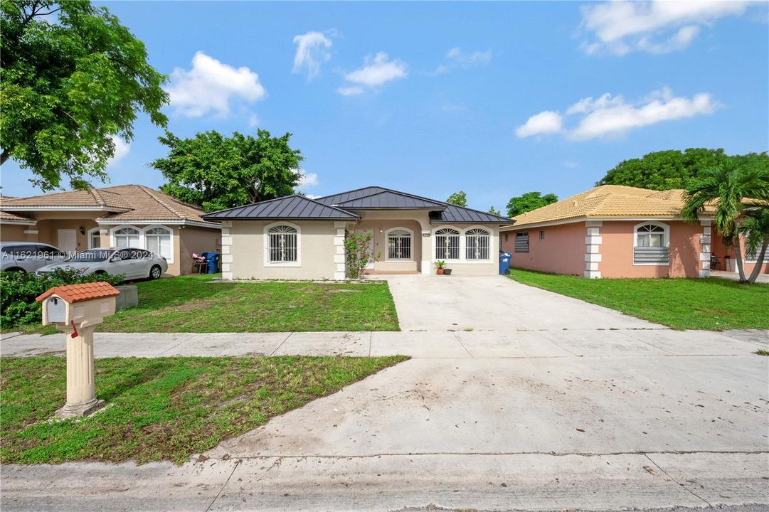 Active With Contract: $550,000 (4 beds, 2 baths, 1652 Square Feet)