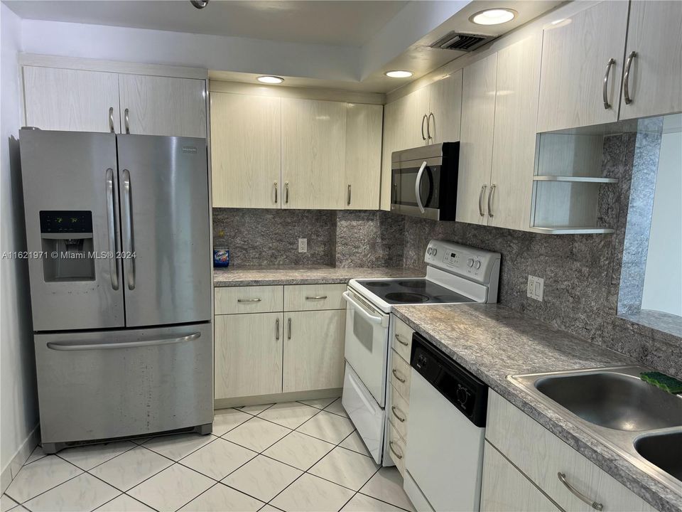 For Rent: $2,900 (2 beds, 2 baths, 1521 Square Feet)