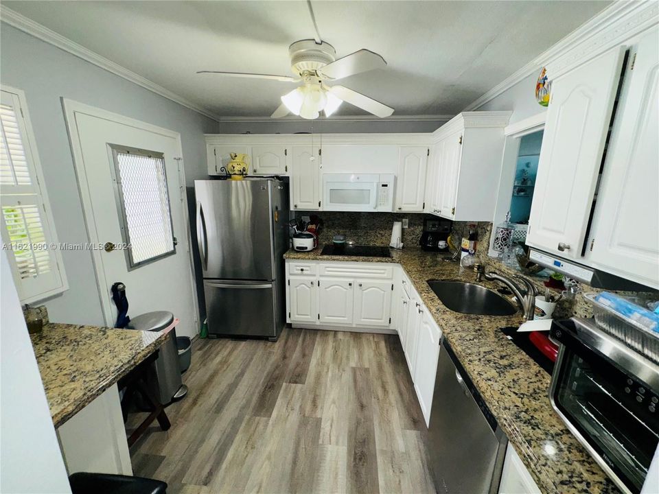 For Sale: $254,000 (1 beds, 1 baths, 812 Square Feet)