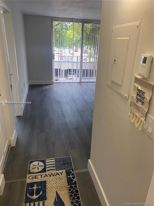 Active With Contract: $239,000 (1 beds, 1 baths, 634 Square Feet)