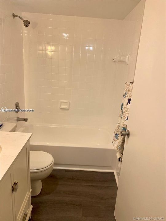 Active With Contract: $239,000 (1 beds, 1 baths, 634 Square Feet)