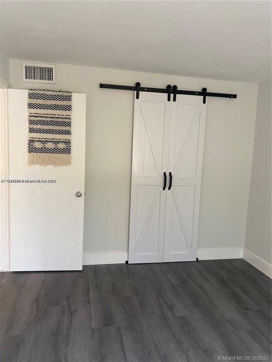 Active With Contract: $239,000 (1 beds, 1 baths, 634 Square Feet)