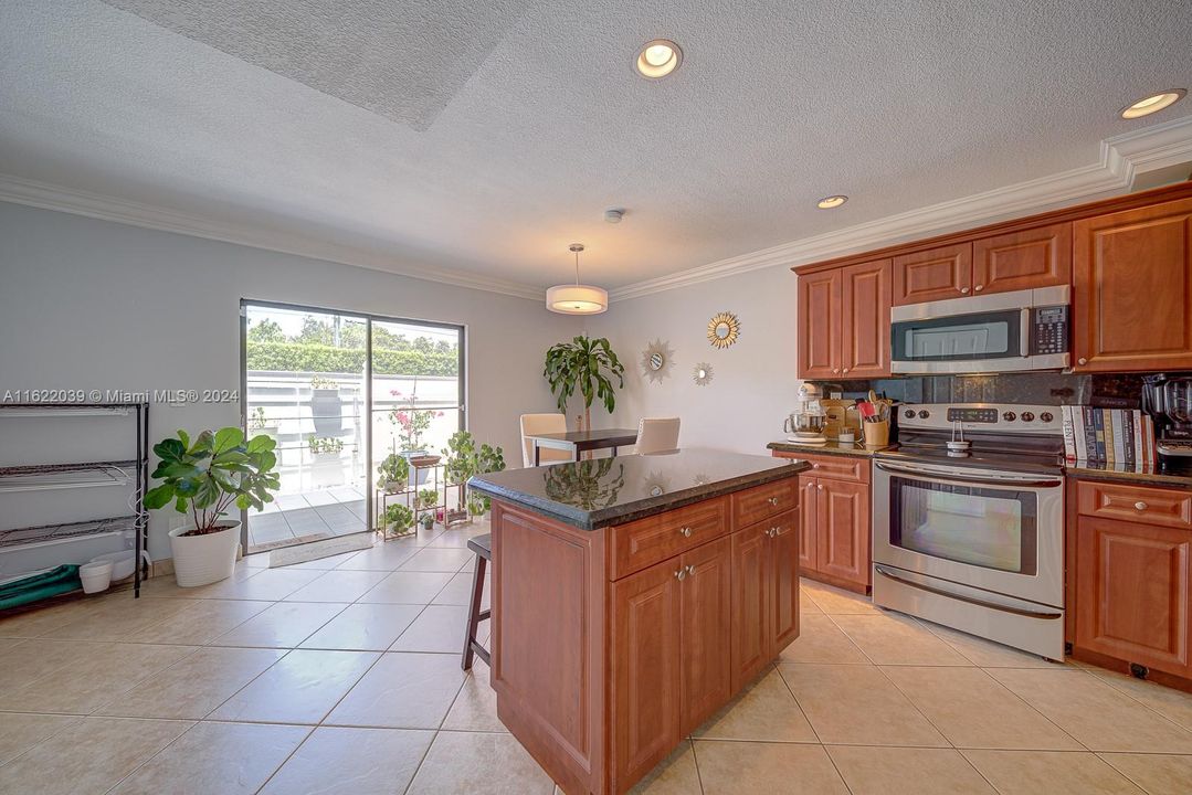 Active With Contract: $2,800 (2 beds, 2 baths, 1007 Square Feet)